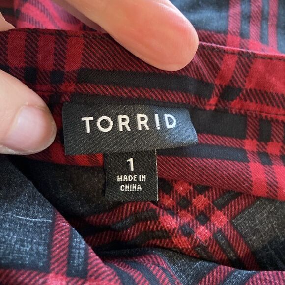 Torrid Red & Black Plaid Button Front Lightweight Short Sleeve Blouse Size 1 - Picture 6 of 8